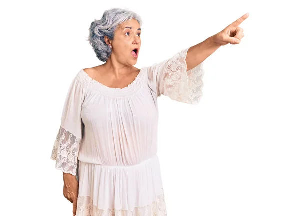 Starší Žena Šedivými Vlasy Bohémském Stylu Ukazuje Prstem Překvapeně Dopředu — Stock fotografie