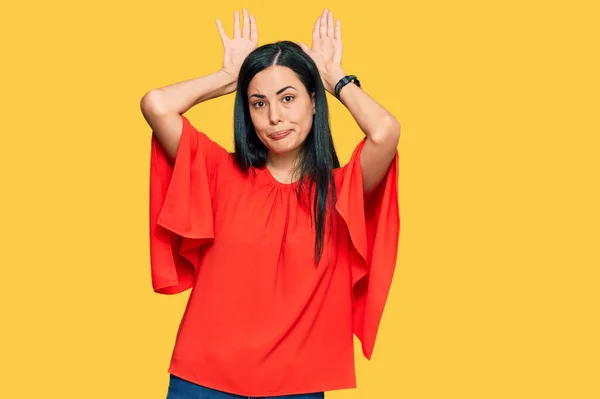 Beautiful Young Woman Wearing Casual Clothes Doing Bunny Ears Gesture — Stock Photo, Image