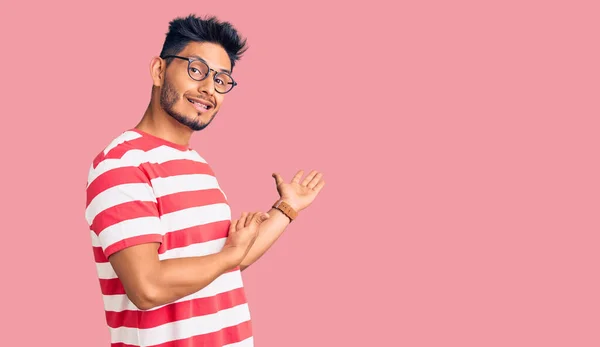 Guapo Joven Latinoamericano Con Ropa Casual Gafas Invitando Entrar Sonriente — Foto de Stock