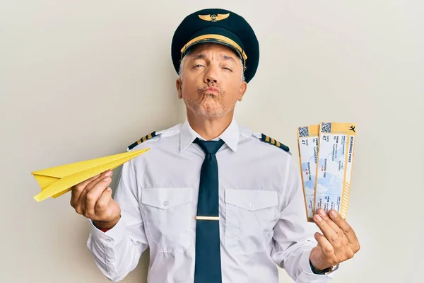 Jóképű Középkorú Érett Pilóta Papírrepülőt Beszállókártyát Tart Miközben Kamerát Nézi — Stock Fotó