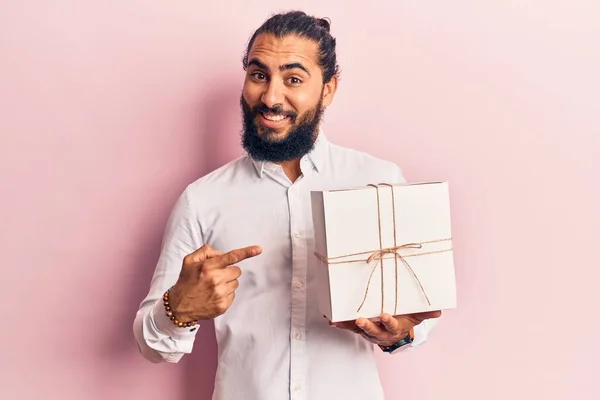 Ung Arabisk Man Håller Gåva Ler Glad Pekar Med Hand — Stockfoto