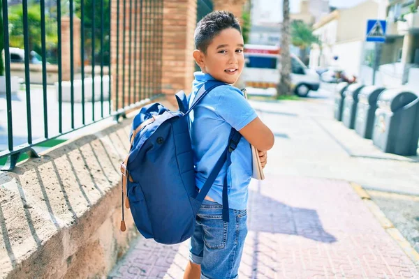 Schattige Student Jongen Glimlachend Gelukkig Holding Boek Straat Van Stad — Stockfoto