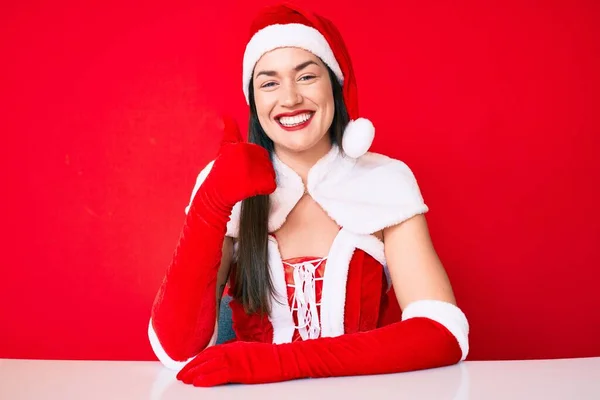 Mulher Caucasiana Jovem Vestindo Traje Papai Noel Fazendo Polegares Felizes — Fotografia de Stock