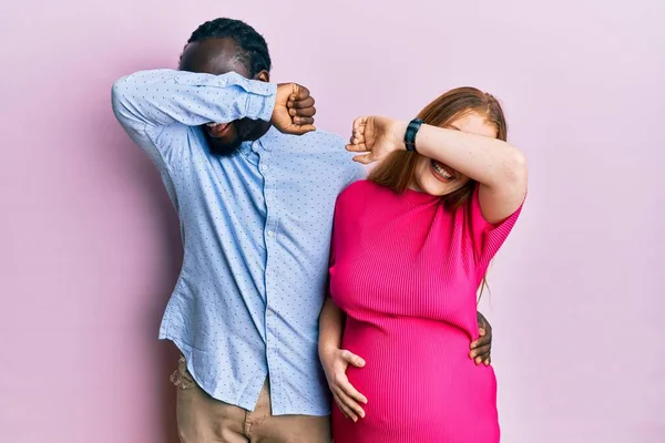 Bir Bebek Bekleyen Irklar Arası Genç Bir Çift Hamile Karnına — Stok fotoğraf