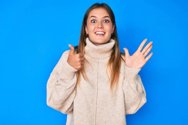 Bella Donna Caucasica Che Indossa Maglione Invernale Lana Mostrando Indicando — Foto Stock