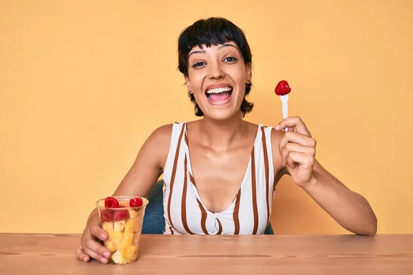 Piękna Brunetka Kobieta Jedzenie Świeże Zdrowe Owoce Uśmiechając Się Śmiejąc — Zdjęcie stockowe
