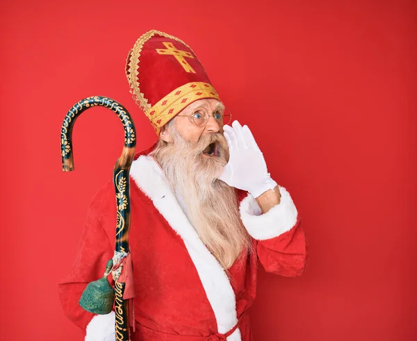 Velho Homem Sênior Com Cabelos Grisalhos Barba Comprida Vestindo Traje — Fotografia de Stock