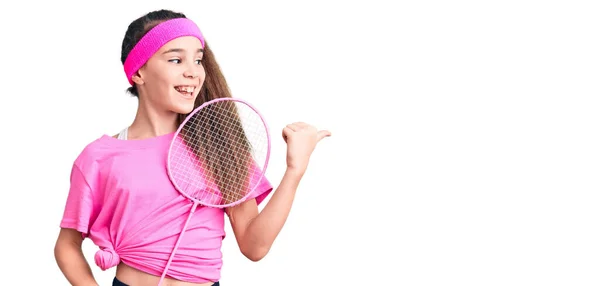 Menina Hispânica Bonito Segurando Badminton Raquete Apontando Polegar Até Lado — Fotografia de Stock