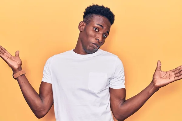 Joven Afroamericano Vestido Con Ropa Casual Expresión Despistada Confusa Con — Foto de Stock