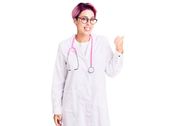 Jovem Mulher Bonita Com Cabelo Rosa Vestindo Uniforme Médico Sorrindo — Fotografia de Stock