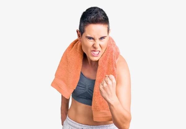 Jonge Vrouw Met Kort Haar Dragen Sportkleding Handdoek Met Behulp — Stockfoto