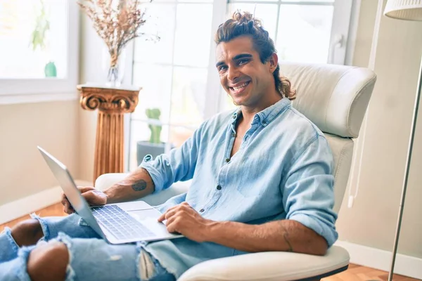 Evde Dizüstü Bilgisayar Kullanan Mutlu Gülümseyen Genç Spanyol Adam — Stok fotoğraf