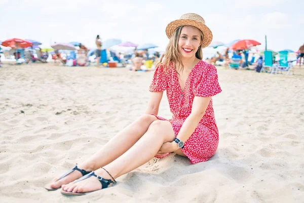 Junge Blonde Frau Urlaub Lächelt Glücklich Strand Sand — Stockfoto