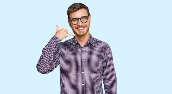 カジュアルな服を着たハンサムな白人男性と眼鏡を手や指で電話で話すような携帯電話のジェスチャーを行う笑顔 コミュニケーションの概念 — ストック写真