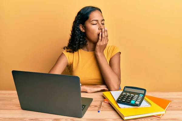 Chica Afroamericana Joven Que Trabaja Oficina Con Ordenador Portátil Calculadora —  Fotos de Stock