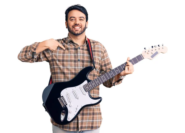 Jovem Hispânico Homem Tocando Guitarra Elétrica Apontando Dedo Para Auto — Fotografia de Stock