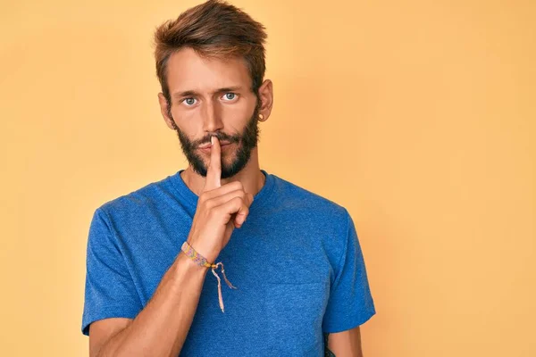 Hombre Caucásico Guapo Con Barba Usando Ropa Casual Pidiendo Estar — Foto de Stock