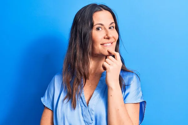 Junge Schöne Brünette Frau Lässigem Shirt Das Über Isoliertem Blauem — Stockfoto
