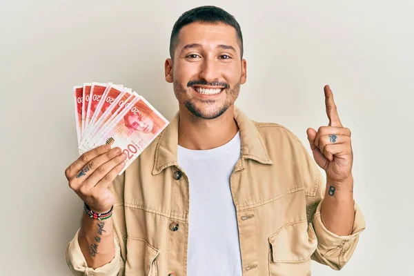 Bonito Homem Com Tatuagens Segurando Shekels Israel Notas Sorrindo Com — Fotografia de Stock