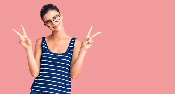 Mujer Hermosa Joven Con Ropa Casual Gafas Sonriendo Mirando Cámara —  Fotos de Stock