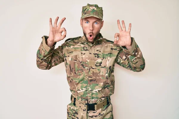 Young Caucasian Man Wearing Camouflage Army Uniform Looking Surprised Shocked — Stock Photo, Image