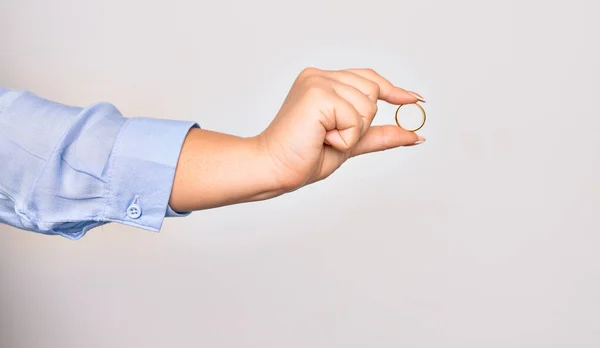 在孤立的白色背景下手持金戒指的高加索年轻女子的手 — 图库照片