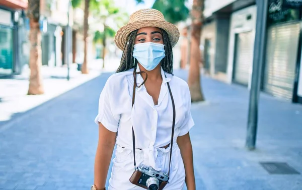 Νεαρή Αφροαμερικανή Γυναίκα Κοτσίδες Που Φοράει Μάσκα Ασφαλείας Coronavirus Μια — Φωτογραφία Αρχείου