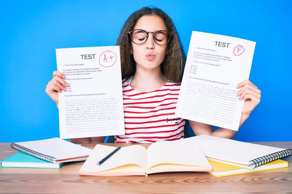 Söt Latinamerikansk Tjej Visar Misslyckade Och Passe Examen Sitter Bordet — Stockfoto