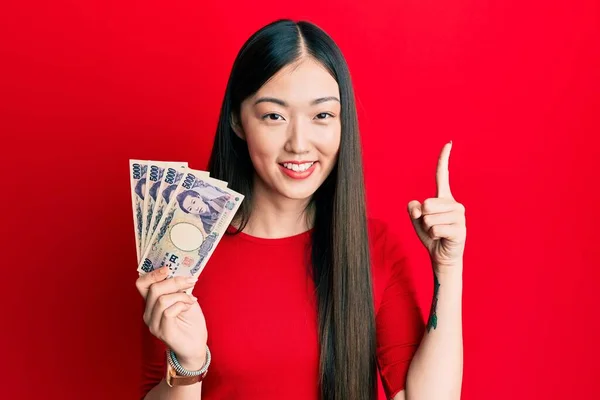 Jovem Chinesa Segurando Notas Iene Japonês Sorrindo Com Uma Ideia — Fotografia de Stock