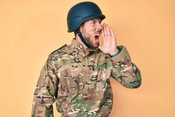 Jovem Caucasiano Vestindo Uniforme Exército Camuflagem Gritando Gritando Alto Para — Fotografia de Stock