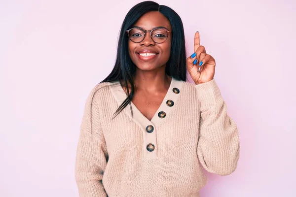 Jovem Afro Americana Vestindo Roupas Casuais Sorrindo Com Uma Ideia — Fotografia de Stock