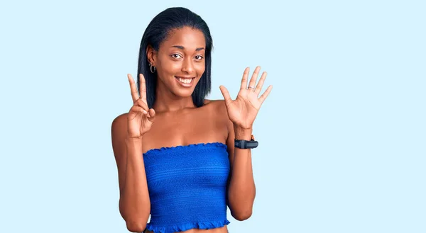 身穿休闲夏装的年轻非洲裔美国女人露出七号手指 面带微笑 自信而快乐 — 图库照片