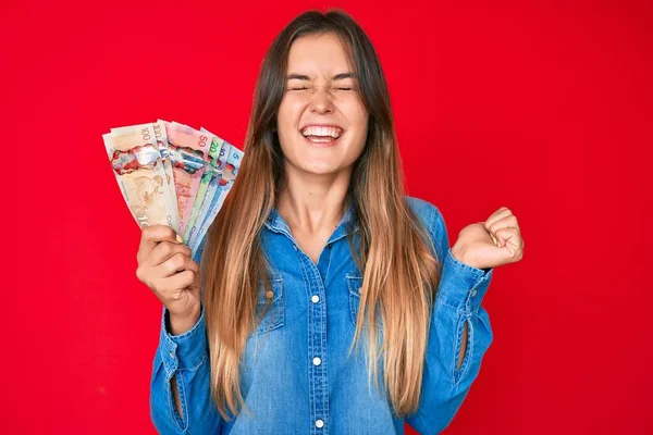 Mulher Branca Bonita Segurando Dólares Canadenses Gritando Orgulhoso Celebrando Vitória — Fotografia de Stock