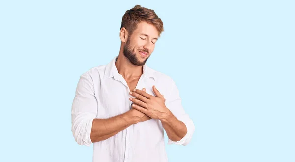 Joven Caucásico Vestido Con Ropa Casual Sonriendo Con Las Manos —  Fotos de Stock