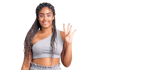 Jonge Afro Amerikaanse Vrouw Met Vlechten Sportkleding Met Vingers Nummer — Stockfoto