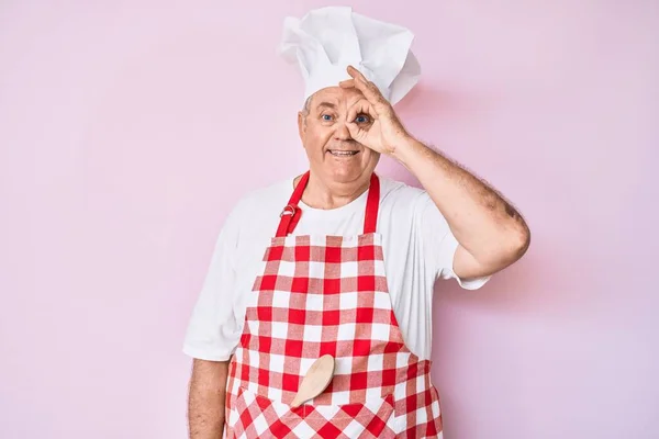 Älterer Grauhaariger Mann Mit Professioneller Bäckerschürze Macht Geste Mit Lächelnden — Stockfoto