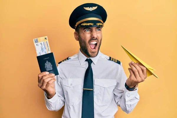 Pohledný Hispánský Pilot Držící Papírové Letadlo Pas Rozzlobený Šílený Jekot — Stock fotografie