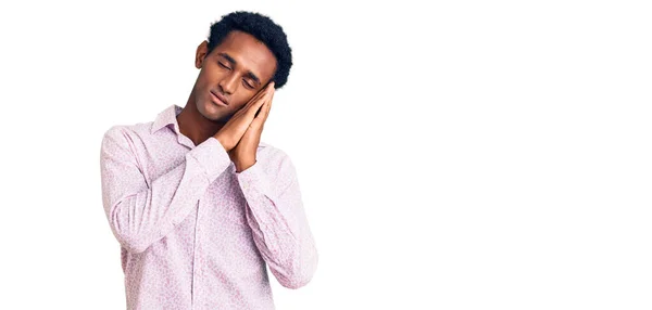 Afrikansk Stilig Man Avslappnad Rosa Skjorta Sover Trött Drömmer Och — Stockfoto