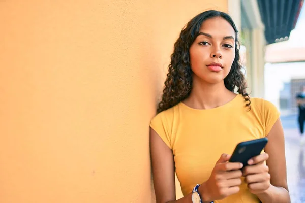Chica Afroamericana Joven Con Expresión Infeliz Usando Teléfono Inteligente Ciudad —  Fotos de Stock