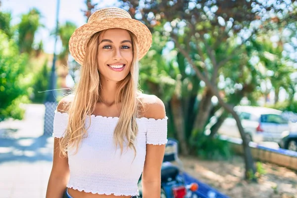 Junge Blonde Touristin Lächelt Glücklich Beim Spazierengehen Park — Stockfoto