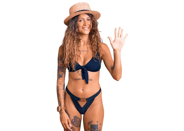 Mulher Hispânica Jovem Com Tatuagem Vestindo Biquíni Chapéu Verão Mostrando — Fotografia de Stock