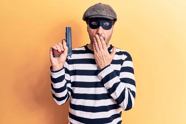 Medelålders Stilig Inbrottstjuv Man Bär Mössa Och Mask Håller Pistol — Stockfoto