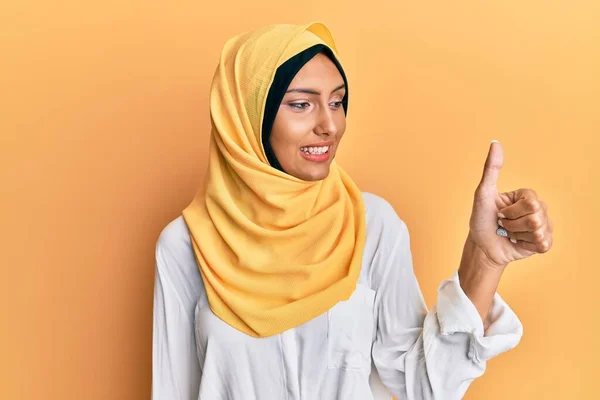 Ung Brunett Arabiska Kvinna Bär Traditionell Islamisk Hijab Halsduk Ser — Stockfoto