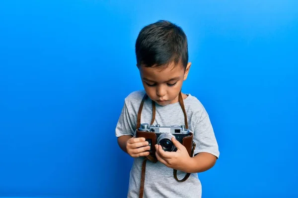 Очаровательный Латинский Фотограф Улыбается Счастливой Помощью Винтажной Камеры Изолированном Синем — стоковое фото