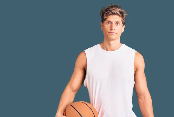 Junger Gutaussehender Mann Mit Basketballdenken Und Nüchternem Gesichtsausdruck Der Selbstbewusst — Stockfoto