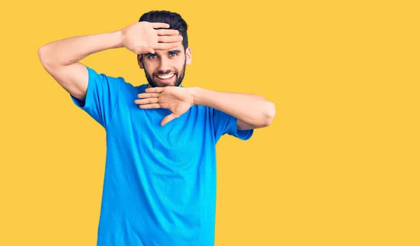 Jonge Knappe Man Met Baard Casual Shirt Lachend Vrolijk Kijkend — Stockfoto