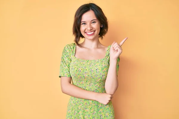 Joven Hermosa Mujer Vistiendo Ropa Casual Sonriendo Feliz Señalando Con — Foto de Stock