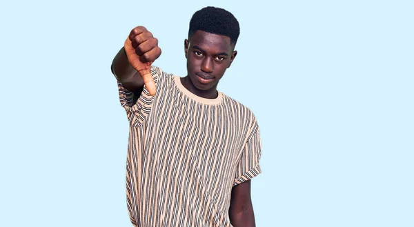 Νεαρός Αφροαμερικάνος Που Φοράει Καθημερινά Ρούχα Και Δείχνει Δυστυχισμένος Και — Φωτογραφία Αρχείου