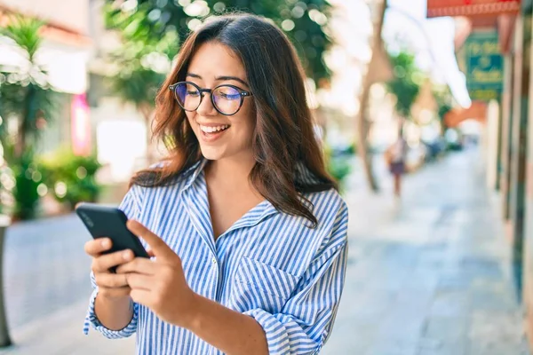Νεαρή Ισπανίδα Επιχειρηματίας Χαμογελώντας Ευτυχισμένη Χρησιμοποιώντας Smartphone Στην Πόλη — Φωτογραφία Αρχείου