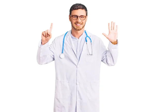 Guapo Joven Con Oso Vistiendo Uniforme Médico Mostrando Señalando Hacia —  Fotos de Stock